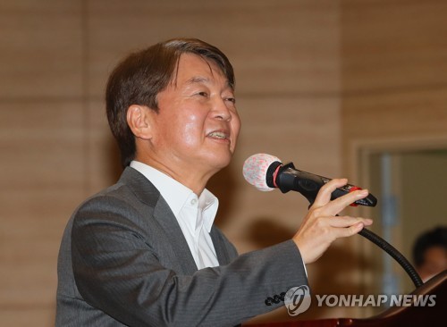 축사하는 안철수(서울=연합뉴스) 진성철 기자 = 국민의당 안철수 대표가 17일 국회 의원회관에서 청년과미래, 한국인터넷신문협회 주관으로 열린 제4회 청년의날 조직위원회 발대식에서 축사하고 있다. 2020.7.17 zjin@yna.co.kr