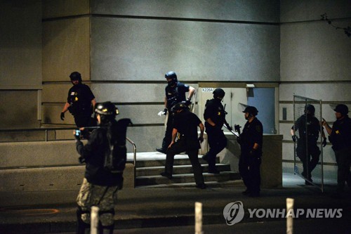 US-OREGON-POLITICS-RACISM-ARRESTS미국 오리건주 포틀랜드 인종차별 항의시위 진압 현장[AFP=연합뉴스]