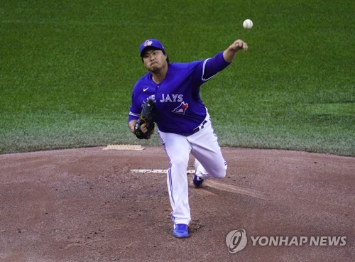 류현진, 두 번째 평가전 등판(토론토 USA투데이스포츠/로이터=연합뉴스) 토론토 블루제이스 왼손 선발 류현진이 19일(한국시간) 캐나다 온타리오주 토론토 로저스 센터에서 열린 평가전에 등판해 투구하고 있다.