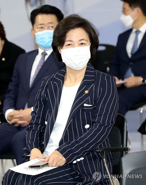 제72주년 제헌절 경축식 참석한 추미애(서울=연합뉴스) 하사헌 기자 = 추미애 법무부 장관이 17일 오전 국회에서 열린 제72주년 제헌절 경축식에서 참석해 있다. 2020.7.17 toadboy@yna.co.kr