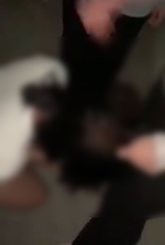 또래 여중생 폭행 장면이 담긴 동영상 캡처[독자 제공. 재판매 및 DB 금지]