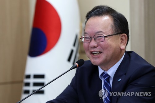 인사말 하는 김부겸 전 의원(춘천=연합뉴스) 양지웅 기자 = 더불어민주당 대표 경선에 출마한 김부겸 전 의원이 20일 오전 강원 춘천시 강원도소방본부를 방문해 인사말을 하고 있다. 2020.7.20 yangdoo@yna.co.kr