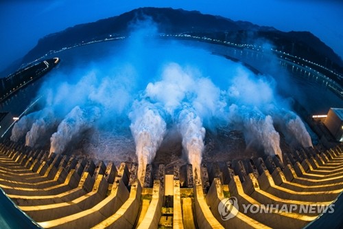 수위조절 위해 방류하는 중국 싼샤댐(이창 신화=연합뉴스) 중국 후베이성 이창에 위치한 세계 최대 수력발전 댐인 싼샤댐 수문에서 19일 대량의 물이 쏟아져 나오고 있다. 중국 남부 창장(長江·양쯔강) 유역을 중심으로 한 달 넘게 폭우가 이어지면서 이날 싼샤댐의 수위가 최고 수위에서 고작 11ｍ 남은 수준까지 치솟아 우려가 커지고 있다. leekm@yna.co.kr
