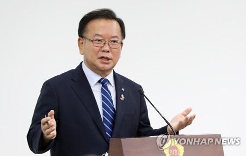 기자간담회 하는 김부겸 전 의원(춘천=연합뉴스) 양지웅 기자 = 더불어민주당 대표 경선에 출마한 김부겸 전 의원이 20일 오전 강원 춘천시 강원도의회에서 기자들과 만나 출마에 관한 취재진의 질문에 답하고 있다. 2020.7.20 yangdoo@yna.co.kr