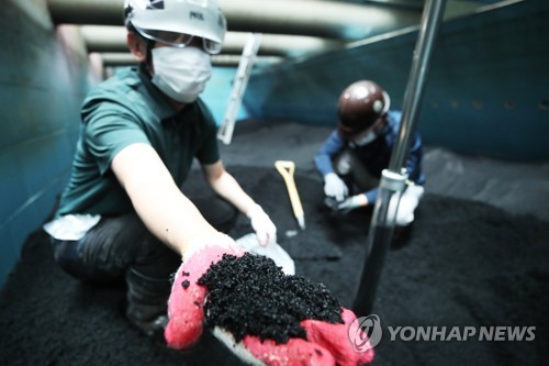 정수장 여과지 활성탄 검체 채취하는 관계자들(용인=연합뉴스) 홍기원 기자 = 최근 인천시 등 일부 지자체 수돗물에서 유충이 발견됨에 따라 20일 오전 경기도 용인시상수도사업소 용인정수장에서 관계자들이 안전한 수돗물을 위해 여과지 활성탄 검체 채취 작업을 하고 있다. 2020.7.20 xanadu@yna.co.kr