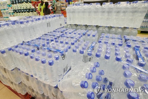 '수돗물 불안감' 확산에 생수 판매 증가(서울=연합뉴스) 이재희 기자 = 인천과 경기에 이어 서울에서도 수돗물 유충이 발견됐다는 소식이 전해지면서 생수 판매량이 급증하고 있다. 편의점 GS25, CU 등에 따르면 수돗물 유충 발견 신고가 접수된 인천 지역 점포의 최근 4일간 생수 판매량이 지난주 대비 1.5배에서 두배 가까이 늘었다. 사진은 20일 서울의 한 대형마트 생수 판매대의 모습. scape@yna.co.kr