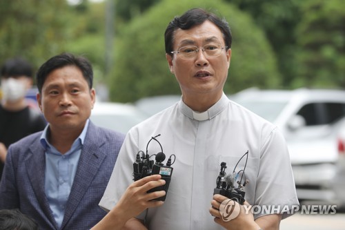 "전두환 측 재판 지연 그만하길"(광주=연합뉴스) 천정인 기자 = 전두환 전 대통령의 사자 명예훼손 재판이 열린 20일 오후 광주 동구 광주지법 앞에서 고발인 측인 조영대 신부가 취재진의 질문에 답하고 있다. 전씨는 자신의 회고록에서 5·18당시 헬기 사격을 목격했다고 증언한 고(故) 조비오 신부를 "파렴치한 거짓말쟁이"라고 표현해 재판에 넘겨졌다. 2020.7.20 iny@yna.co.kr