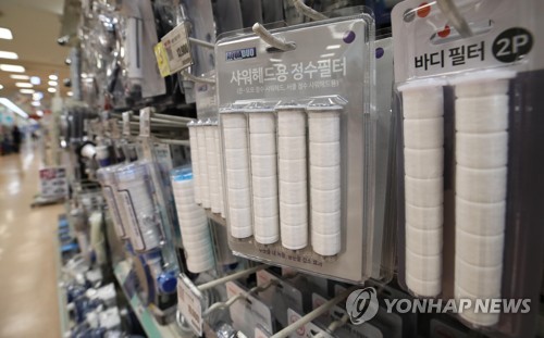 '수돗물 불안감' 확산에 샤워기 필터 판매량 증가(서울=연합뉴스) 이재희 기자 = 인천과 경기에 이어 서울에서도 수돗물 유충이 발견됐다는 소식이 전해지면서 샤워기 필터 판매량이 급증하고 있다. 위메프, SSG닷컴 등 온라인쇼핑몰에 따르면 인천 수돗물에서 유충이 처음 발견된 지난 13일부터 1주일간 샤워기 필터 판매량을 살펴본 결과 지난해 같은 기간 대비 약 5배~17배 사이 급증했다. 사진은 20일 서울의 한 대형마트 샤워기 필터 판매대의 모습. scape@yna.co.kr