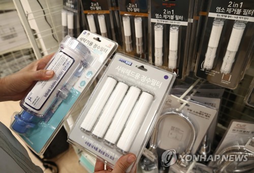 '수돗물 불안감' 확산에 샤워기 필터 판매 불티(서울=연합뉴스) 이재희 기자 = 20일 서울의 한 대형마트에서 시민이 샤워기 필터를 고르고 있다.
위메프, SSG닷컴 등 온라인쇼핑몰에 따르면 인천 수돗물에서 유충이 처음 발견된 지난 13일부터 1주일간 샤워기 필터 판매량을 살펴본 결과 지난해 같은 기간 대비 약 5배~17배 사이 급증했다. scape@yna.co.kr