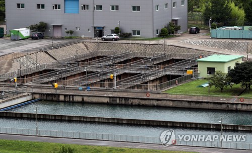 적막감 흐르는 인천 부평정수장(인천=연합뉴스) 윤태현 기자 = 인천 부평구와 계양구 등지에 수돗물을 공급하는 부평정수장과 부평권역 배수지 3곳에서 죽은 깔따구 유충으로 추정되는 물체가 발견된 가운데 20일 오전 인천시 부평구 부평정수장 내 한 시설에 적막감이 흐르고 있다. 2020.7.20 tomatoyoon@yna.co.kr