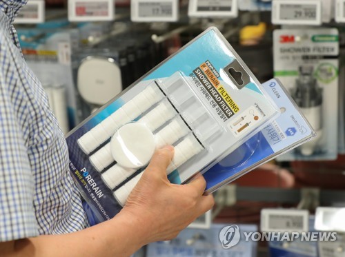 수돗물 유충 불안감에 늘어난 수도용품 판매량(서울=연합뉴스) 김도훈 기자 = 인천을 비롯해 서울·경기·부산 등 수돗물에서 유충 발견 신고가 잇따라 접수되고 있는 가운데 21일 서울 이마트 용산점에서 한 시민이 샤워기와 필터를 들고 있다. 
     2020.7.21 superdoo82@yna.co.kr