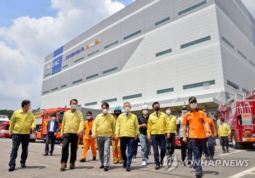 용인 물류창고 화재현장 살피는 이재명 경기도지사(용인=연합뉴스) 임화영 기자 = 이재명 경기도지사가 21일 화재가 발생한 용인시 처인구 양지면 SLC물류센터를 방문해 관계자들과 현장상황을 살피고 있다. 2020.7.21 hwayoung7@yna.co.kr