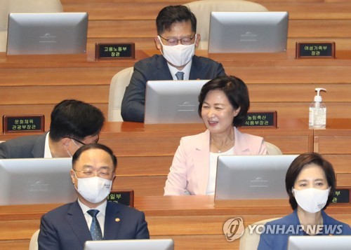 탄핵소추안 접수 소식에 미소 짓는 추미애 법무부 장관(서울=연합뉴스) 안정원 기자 = 추미애 법무부 장관이 21일 오전 국회 본회의에서 미래통합당 주호영 원내대표 교섭단체 대표연설에 앞서 박병석 국회의장이 "미래통합당과 국민의당이 국회에 추미애 법무부 장관 탄핵소추안을 접수했다"고 알리자 미소짓고 있다. 2020.7.21 jeong@yna.co.kr