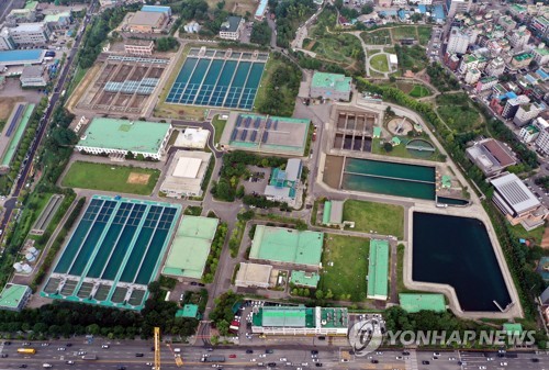 유충 발견 확인된 인천 부평정수장(인천=연합뉴스) 윤태현 기자 = 인천 부평구와 서구 지역에 수돗물을 공급하는 부평정수장과 공촌정수장에서 유충이 발견된 것으로 확인된 21일 오후 인천시 부평구 부평정수장에 적막감이 흐르고 있다. 2020.7.21 tomatoyoon@yna.co.kr