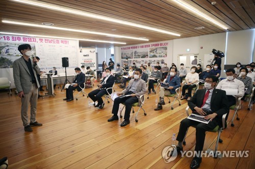 "옛 전남도청 서무과 탄흔 추정 구멍 8개 발견"(광주=연합뉴스) 천정인 기자 = 21일 오후 광주 동구 옛 전남도청 별관 1층에서 원형 복원이 진행 중인 옛 전남도청에 대한 탄흔조사 용역 착수보고회가 열리고 있다. 2020.7.21 iny@yna.co.kr