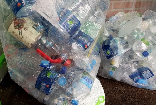 분리수거장 점령한 생수통(인천=연합뉴스) 김상연 기자 = 22일 오전 인천시 서구 모 중학교에서 생수병들이 분리수거돼 있다. 2020.7.22 goodluck@yna.co.kr