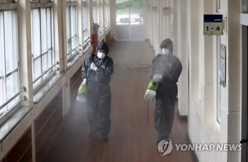 학교 시설을 소독하는 방역업체 관계자들 [연합뉴스 자료사진]