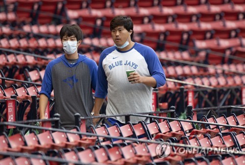 토론토 1선발 류현진(오른쪽) 류현진이 23일(한국시간) 미국 매사추세츠주 보스턴의 펜웨이파크에서 열리는 보스턴 레드삭스와의 시범경기를 앞두고 통역과 함께 관중석을 둘러보고 있다. [EPA=연합뉴스]
