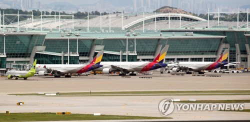 현대산업개발, 아시아나항공 인수 재협상 요구인천국제공항 1터미널 계류장에 아시아나항공 여객기가 멈춰 서 있다.[연합뉴스 자료사진]