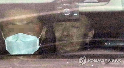 대검찰청 청사 나서는 윤석열 검찰총장지난 22일 차를 타고 청사를 빠져나가는 윤석열 검찰총장이 [연합뉴스 자료사진]