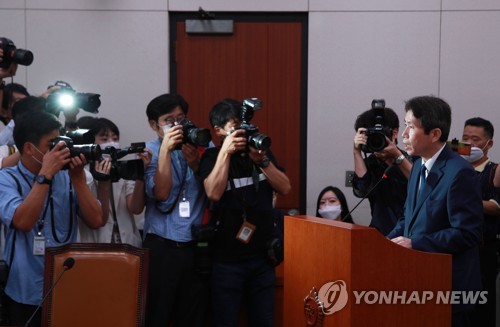 인사말하는 이인영 통일부 장관 후보자(서울=연합뉴스) 한종찬 기자 = 이인영 통일부 장관 후보자가 23일 오전 서울 여의도 국회 외교통일위원회 인사청문회에서 인사말을 하고 있다. saba@yna.co.kr