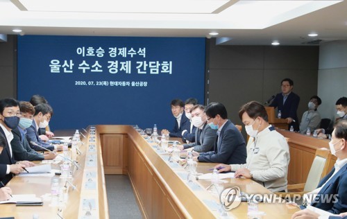 울산 찾은 청와대 경제수석(울산=연합뉴스) 23일 현대자동차 울산공장에서 이호승 청와대 경제수석(왼쪽)이 울산지역 수소 산업 관련 기업 관계자 등을 만나 간담회를 하고 있다. 이 수석은 현대차 수소전기차 생산시설, 수소연료전지 실증화센터 등 울산 수소 산업 현장을 찾아 애로 사항을 듣고 지원 확대 방안을 논의했다.2020.7.23 [울산시 제공.재판매 및 DB 금지] young@yna.co.kr