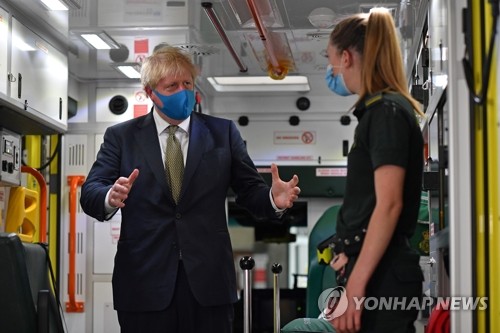 마스크 쓰고 공식 석상에 첫 등장한 영국 총리(런던 로이터=연합뉴스) 보리스 존슨 영국 총리가 지난 13일(현지시간) 런던 구급차 서비스 본부를 방문해 구급요원과 대화하고 있다. 존슨 총리가 공식 석상에 신종 코로나바이러스 감염증(코로나19) 예방 마스크를 쓰고 나타난 것은 처음이다. jsmoon@yna.co.kr