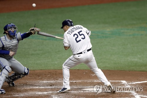 쓰쓰고 몸에 맞는 공(세인트피터즈버그 AP=연합뉴스) 탬파베이 레이스 일본인 타자 쓰쓰고가 25일(한국시간) 미국 플로리다주 세인트피터즈버그 트로피카나필드에서 열린 토론토 블루제이스와의 개막전에서 토론토 선발 류현진의 공에 맞고 있다.