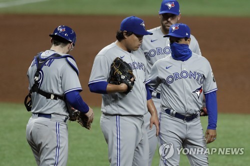 무거운 표정의 류현진(세인트피터즈버그 AP=연합뉴스) 토론토 블루제이스 1선발 류현진(왼쪽 두 번째)이 25일(한국시간) 미국 플로리다주 세인트피터즈버그 트로피카나필드에서 열린 탬파베이 레이스와의 메이저리그 개막전에서 5회 2사 후 마운드를 내려가고 있다.