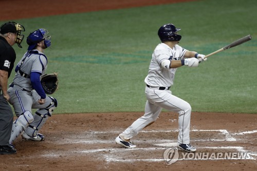 류현진 상대로 MLB 첫 홈런 친 쓰쓰고(세인트피터즈버그 AP=연합뉴스) 탬파베이 레이스 일본인 타자 쓰쓰고 요시토모(오른쪽)가 25일(한국시간) 미국 플로리다주 세인트피터즈버그에서 열린 미국프로야구 메이저리그 토론토 블루제이스와의 개막전에서 5회 류현진에게 투런 홈런을 치고 있다.