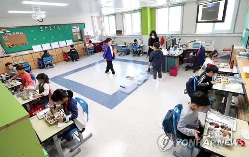 거리 두기를 실천하며 교실에서 점심 먹는 초등학생들 [연합뉴스 자료사진]
