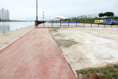 큰비 오면 침수되는데(포항=연합뉴스) 손대성 기자 = 27일 경북 포항시 남구 연일읍 형산강 둔치에 조성된 형산강야외물놀이장 바로 옆을 흙과 모래가 덮고 있다.
이 물놀이장에는 지난 23∼24일 내린 비로 강이 범람하면서 침수돼 상류에서 내려온 토사가 유입됐다. 2020.7.27