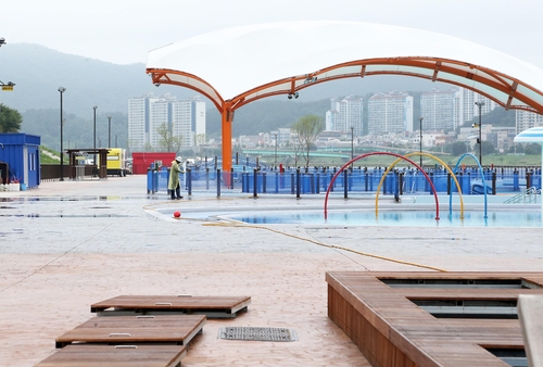 형산강야외물놀이장 청소(포항=연합뉴스) 손대성 기자 = 27일 경북 포항시 남구 연일읍 형산강 둔치에 조성된 형산강야외물놀이장에서 작업자가 토사를 물로 씻어내고 있다.
이 물놀이장에는 지난 23∼24일 내린 비로 강이 범람하면서 침수돼 상류에서 내려온 토사가 유입됐다. 2020.7.27