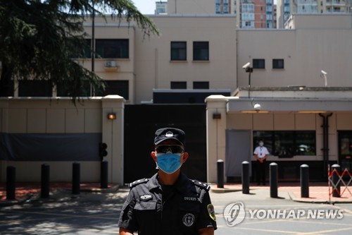 27일 청두 미 영사관 앞의 경찰 [로이터=연합뉴스]