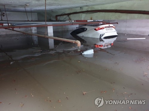 침수된 아파트 주차장에 승용차 둥둥(부산=연합뉴스) 10일 부산에 최대 250㎜ 비가 내린 가운데 해운대구 한 아파트 주차장이 침수돼 승용차가 둥둥 떠 있다. 2020.7.10 [부산경찰청 제공. 재판매 및 DB 금지] wink@yna.co.kr