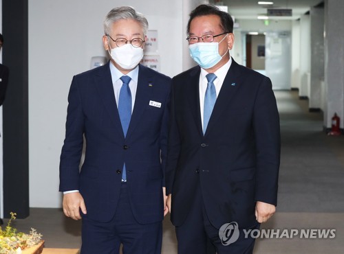 접견실로 이동하는 이재명 경기지사와 김부겸(수원=연합뉴스) 홍기원 기자 = 더불어민주당 당 대표에 출마한 김부겸 전 의원이 27일 오전 경기도 수원시 경기도청에서 이재명 경기도지사와 접견실로 이동하고 있다.  xanadu@yna.co.kr