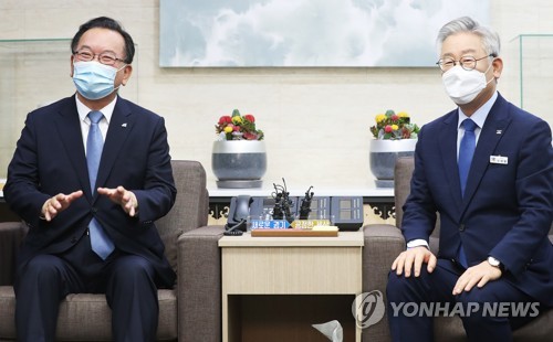 발언하는 김부겸(수원=연합뉴스) 홍기원 기자 = 더불어민주당 당 대표에 출마한 김부겸 전 의원(왼쪽)이 27일 오전 경기도 수원시 경기도청에서 이재명 경기도지사와 만나 발언하고 있다. xanadu@yna.co.kr