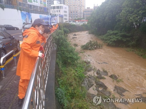 "하천에 사람 떠내려가" 신고에 수색 중인 제주소방(제주=연합뉴스) 고성식 기자 = 폭우가 내린 27일 제주시 연동 하천에서 '사람이 떠내려간다'는 신고가 들어와 소방대원과 의용소방대 등이 하천 주변을 수색하고 있다. 2020.7.27 koss@yna.co.kr