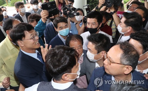 김진규 울산 남구청장, 험난한 출근길(울산=연합뉴스) 김용태 기자 = 27일 오전 울산 남구청 앞에서 만기 출소 후 출근하는 김진규 울산 남구청장을 남구의회 미래통합당 구의원들과 당원들이 막고 있다. 2020.7.27 yongtae@yna.co.kr