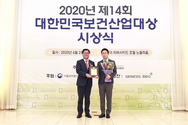 오가나 피부과의원 오가나 원장 (우)