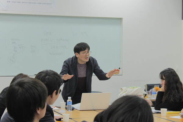 유범상 교수는 매주 목요일마다 마중물 협동조합 조합원들과 ‘목요광장’ 모임을 진행하고 있다. 2시간 토론, 2시간 강의, 2시간 뒤풀이가 목요광장의 시간표다. 사진 유범상 교수 제공