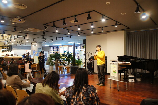 인천 남동구 마중물 복합문화센터에서 유범상 교수가 아이들을 위한 강연을 하고 있다. 아이들에게 던진 질문은 부모들이 답을 찾을 기회로 연결된다. 아이와 부모가 함께 학습하는 것이 이 강연의 목표다. 사진 유범상 교수 제공