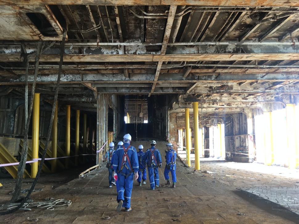 2018년 5월31일 세월호 선조위 조사관들과 함께 전남 목포신항의 세월호 내부를 둘러보는 마린 해양연구소 연구진. 전치형 제공