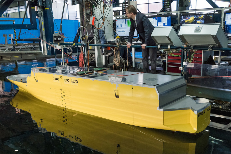 2018년 3월1일 9929번 세월호 모형으로 시험을 진행하고 있는 마린 해양연구소의 빅토르 페라리 연구원.