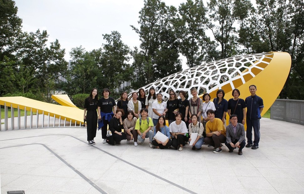 지난해 9월 안산 단원고 4∙16기억교실 등에서 세월호 유족들과 만난 이탈리아 ‘아미’ 안젤라 풀비렌티. 안젤라 풀비렌티 제공