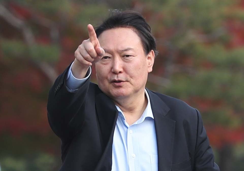 윤석열 검찰총장이 지난해 11월 서울 서초동 대검찰청에서 참모들과 함께 산책하고 있다. 박종식 기자 anaki@hani.co.kr