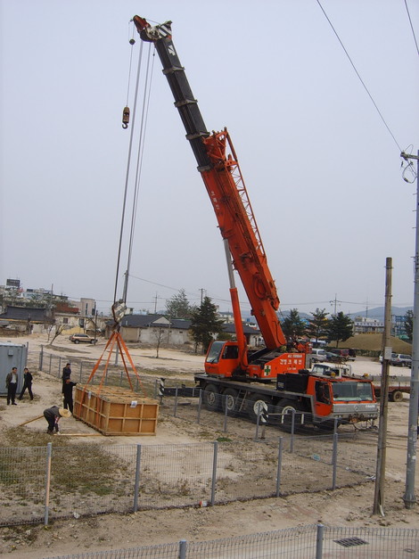 국립경주문화재연구소는 2010년 쪽샘지구 C-10호 고분의 말갑옷 출토 부분의 토층을 통째로 옮기는 작업에 앞서 안전을 확보하기 위해 모의실험을 했다. 유적 옆 부분에 출토 부분과 비슷한 크기로 토층을 뜬 실험 유구를 크레인으로 먼저 옮겨보고 안전성을 가늠하는 작업이었다. 당시 모의 작업 광경을 찍은 사진이다.