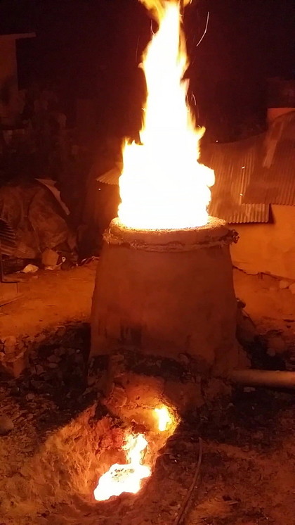 국립중원문화재연구소는 2014년부터 지금까지 고대인들의 전통 제철로 복원을 위해 실제 제련로, 단야로 등을 재현한 실험을 계속하고 있다. 흙을 파고 빚어서 재현한 고대 제철로 모형 안에서 실제 철광석을 녹여 쇳물이 나오는 모습이다.