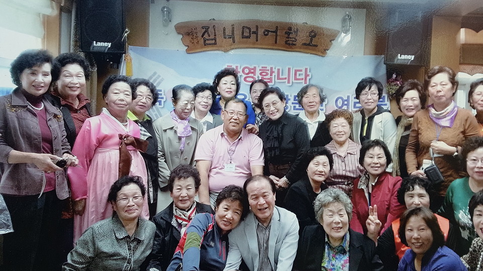 오월어머니집 안내판에 붙은 5·18 가족들 사진.