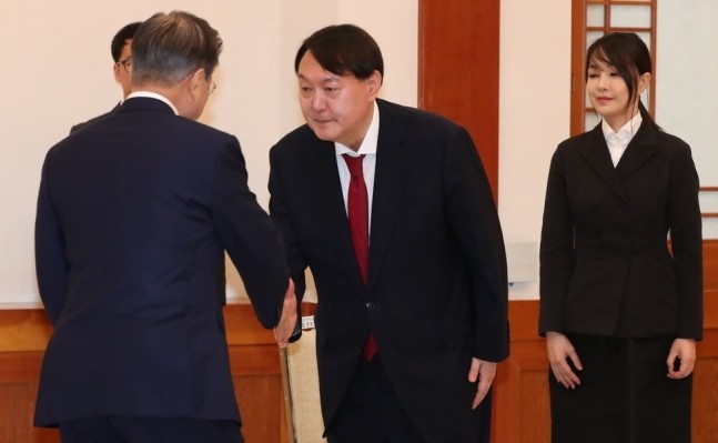 문재인 대통령이 지난해 7월 25일 오전 청와대 본관 충무실에서 열린 윤석열 신임 검찰총장 임명장 수여식에서 윤 총장과 인사하고 있다. 오른쪽은 윤 총장의 부인 김건희씨. 김정효 기자 hyopd@hani.co.kr